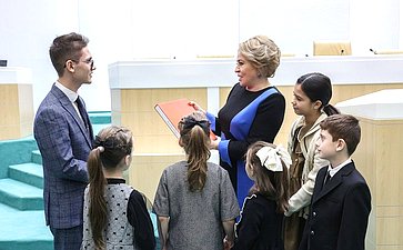 Валентина Матвиенко встретилась с детьми-участниками выставки художественных промыслов, прошедшей в рамках IX Парламентского форума «Историко-культурное наследие России»