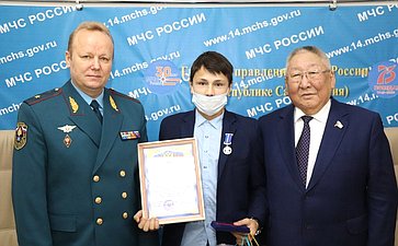Егор Борисов вручили детям-героям памятные медали Совета Федерации «За проявленное мужество»