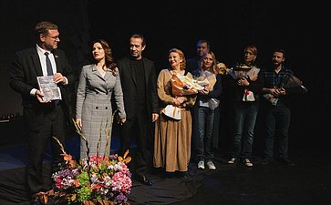 На сцене театральной школы Олега Табакова состоялся показ спектакля «Я Zнаю праVду» Донецкого музыкально-драматического театра имени М.М. Бровуна