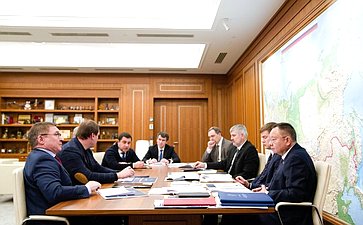 Владимир Якушев провел рабочую встречу с Министром строительства и жилищно-коммунального хозяйства РФ Иреком Файзуллиным и председателем Комитета ГД по строительству и ЖКХ Сергеем Пахомовым