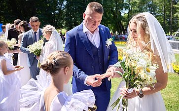 В День семьи, любви и верности во Владимирской области состоялось Всероссийская акция «День рождения семьи», в ходе которой сенаторы поздравили молодожёнов