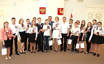 Ю. Воробьев вручил паспорта юным вологжанам