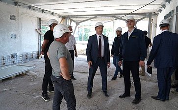 Виктор Калашников проинспектировал реализацию проектов капитального ремонта школ и детских садов в Комсомольске-на-Амуре