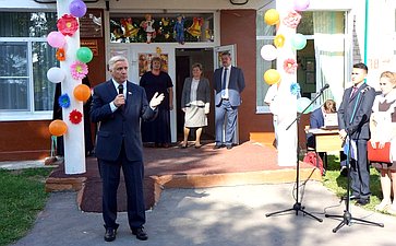 Юрий Волков принял участие в торжественной линейке в Ахлебининской средней общеобразовательной школе Перемышльского района
