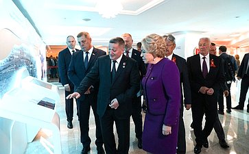 Валентина Матвиенко и Андрей Бочаров осмотрели выставку, посвященную перспективным направлениям развития Волгоградской области