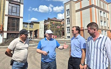 Василий Голубев и Николай Гончаров проинспектировали ход реконструкции Мариинской женской гимназии в посёлке Шолоховский Белокалитвинского района