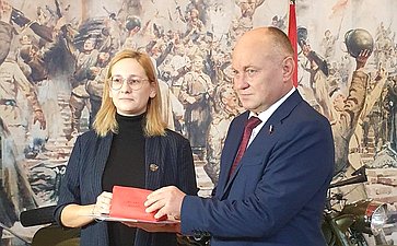 Алексей Кондратенко провел церемонию передачи земли с места воинского захоронения в Республике Молдова