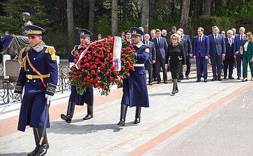 Валентина Матвиенко возложила венок к могиле Гейдара Алиева и приняла участие в церемонии возложения венка на Аллее Шехидов