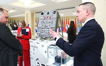 Валентина Матвиенко и Министр промышленности и торговли РФ Антон Алиханов ознакомились с выставкой, посвященной передовым разработкам отечественной промышленности