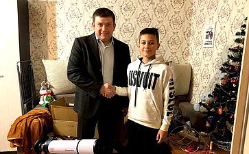 Николай Журавлев встретился с участником акции «Елка желаний» Никитой Самотисом и исполнил его желание