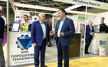 Сергей Мартынов встретился с участниками выставки «Химия-2022» из Марий Эл