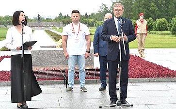 Участники проекта «Поезд Памяти» посетили Пискаревское мемориальное кладбище