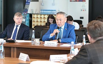 Александр Ролик и Виталий Алтабаев провели круглый стол по текущим вопросам развития лесного комплекса на Дальнем Востоке