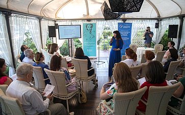 В рамках V Международного гуманитарного Ливадийского форума в Ялте состоялась «Литературная гостиная на набережной»