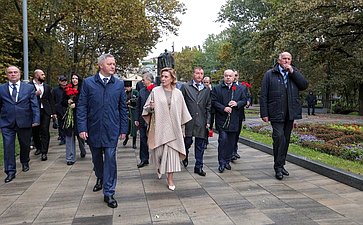 Сенаторы РФ возложили цветы к мемориалу Воину-освободителю в парке им. Ленинского комсомола в Махачкале (фото пресс-служба Министерства экономики и территориального развития Республики Дагестан)