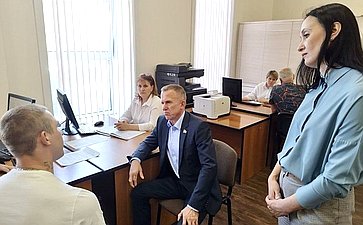 Владимир Кравченко посетил в Томской области филиал фонда «Защитники Отечества»