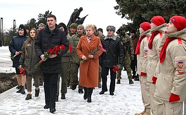 Ольга Бас в ходе поездки в регион возложила цветы к мемориалу «Острая Могила»