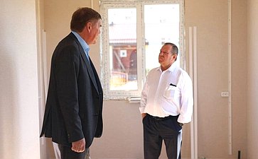 Александр Савин осмотрел капитально отремонтированное здание школы в Хвастовичском районе Калужской области