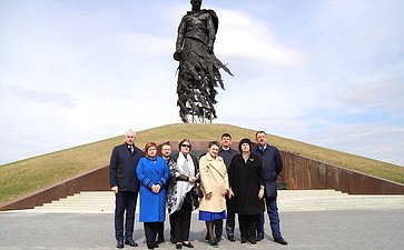 Парламентарии Беларуси и России возложили цветы к монументу Советскому солдату под Ржевом