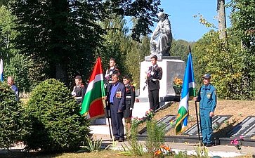 Александр Савин в ходе поездки в регион принял участие в церемонии перезахоронения останков бойцов Красной Армии в братскую могилу в поселке Дубищенский