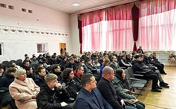 Айрат Гибатдинов представил фотовыставку учащимся колледжа