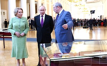 Президент России в Таврическом дворце осмотрел выставку архивных документов, приуроченную к 120-летию российского парламентаризма