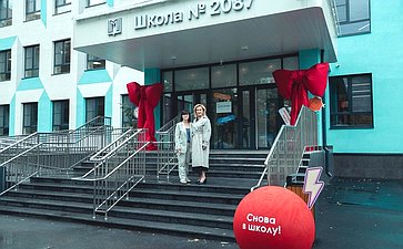 Инна Святенко встретилась с учителями школы № 2087 района Марьино Юго-Восточного округа и посетила обновлённый по программе «Моя школа» корпус образовательного учреждения