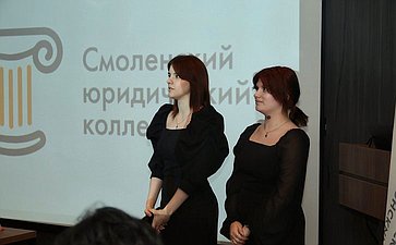 Ирина Кожанова в торжественной обстановке вручила дипломы выпускникам Смоленского юридического колледжа