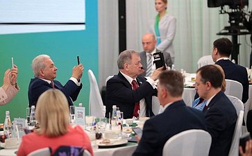 Анатолий Артамонов принял участия в дискуссиях и рабочих встречах, которые прошли в рамках Петербургского международного экономического форума (ПМЭФ)