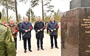 Сенаторы приняли участие в возложении цветов генерал-полковнику Бурлакову М.П., командующему западной группировкой войск, и Герою Советского Союза, генерал-майору Балдынову В.В