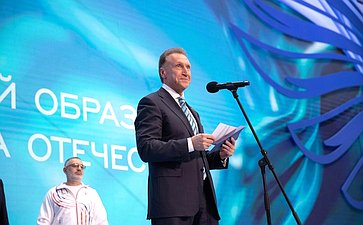 XXVIII Петербургский международный экономический форум (ПМЭФ’25). Показ международного конкурса адаптивной моды «На крыльях»