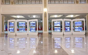 Валентина Матвиенко осмотрела развернутую в здании верхней палаты парламента фотовыставку информационного агентства ТАСС, посвященную 30-летию СФ