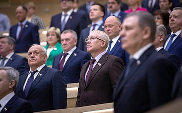 Сенаторы слушают гимн России перед началом 454-го заседания Совета Федерации