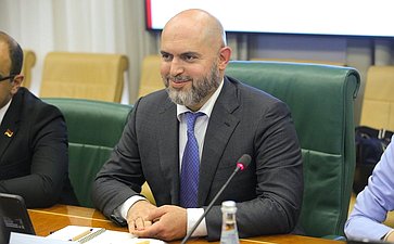 Константин Косачев провел встречу с делегацией Республиканской партии Армении во главе с заместителем председателя партии Арменом Ашотяном