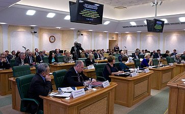 На парламентских слушаниях на тему «Практика и направления совершенствования проведения единого государственного экзамена в Российской Федерации»