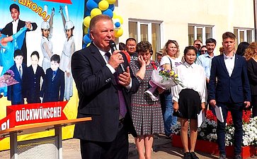 Вячеслав Наговицын в школе № 47 Улан-Удэ принял участие в торжественной линейке, посвященной Дню знаний