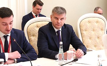 Геннадий Голов
