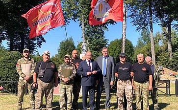 Александр Савин в ходе поездки в регион принял участие в церемонии перезахоронения останков бойцов Красной Армии в братскую могилу в поселке Дубищенский