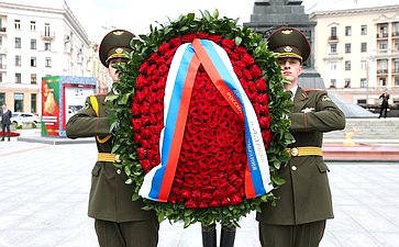XIII Форум регионов Беларуси и России. Церемония возложения венков к монументу Победы совместно с участниками автопробега проекта «Города-герои — города Героев»