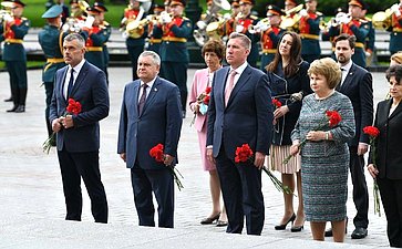 Официальные делегации правительства Москвы и правительства Карелии возложили цветы и венки к Могиле Неизвестного солдата, а также к Стеле городов воинской славы в Александровском саду