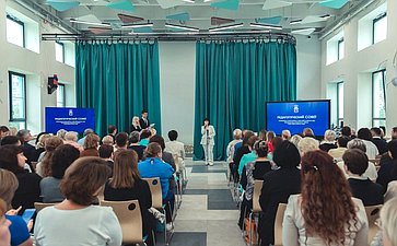 Инна Святенко встретилась с учителями школы № 2087 района Марьино Юго-Восточного округа и посетила обновлённый по программе «Моя школа» корпус образовательного учреждения