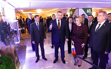 Валентина Матвиенко и Руслан Кухарук осмотрели выставку, посвященную истории и перспективным направлениям развития Ханты-Мансийского автономного округа – Югры