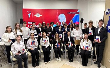 Ольга Щетинина и Александр Вайнберг в Нижнем Новгороде наградили детей и подростков, проявивших мужество в экстремальных ситуациях