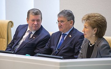 Е. Бушмин, Ю. Воробьев и Г. Карелова на 386-м заседании Совета Федерации