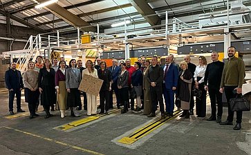 Лариса Круглова совместно с вице-губернатором и министром развития Арктики и экономики Мурманской области Светланой Панфиловой приняла участие в запуске современной производственной линии на тарном комбинате