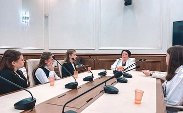 Людмила Талабаева встретилась в Совете Федерации со школьниками из региона