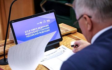 Сенаторы приняли участие в сдаче пробного Единого государственного экзамена