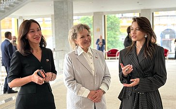 Елена Писарева и Елена Дягилева открыли выставку «Путь к свету» в Государственном Кремлевском дворце