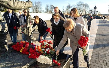 Сенаторы РФ посетили мемориальный комплекс защитникам Отечества и возложили цветы (Псковская область)