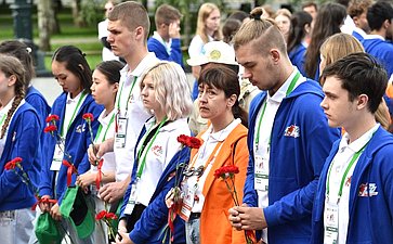 Участники «Поезда Памяти» возложили цветы к Могиле Неизвестного Солдата в Александровском саду и посетили Кремль